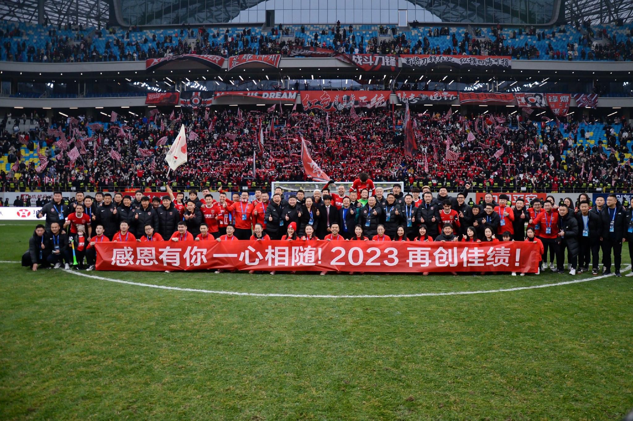 埃尔马斯在2019年加盟那不勒斯，共为球队出场189次，打进19球助攻11次，随队获得上赛季的意甲冠军和2020年的意大利杯冠军。